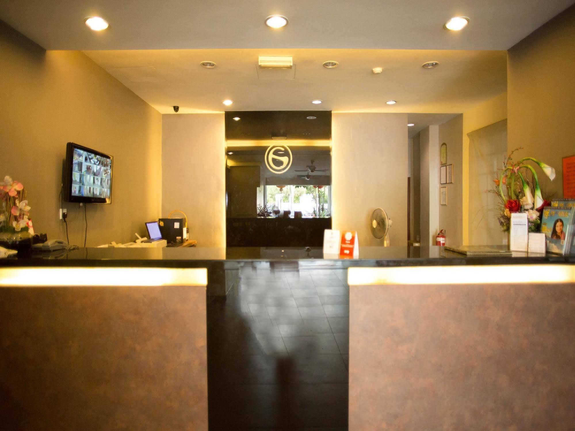 Golden Court Hotel - Tun Abdul Razak Johor Bahru Exterior photo